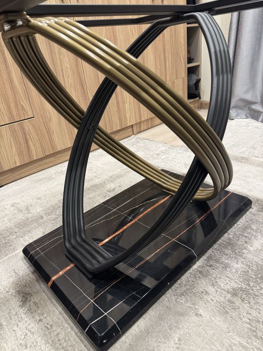 Стол в хорошем качестве и диван