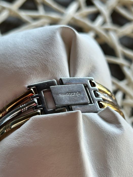 Ceas dama ultraslim colectie Swatch Tri-Gold SFK240A