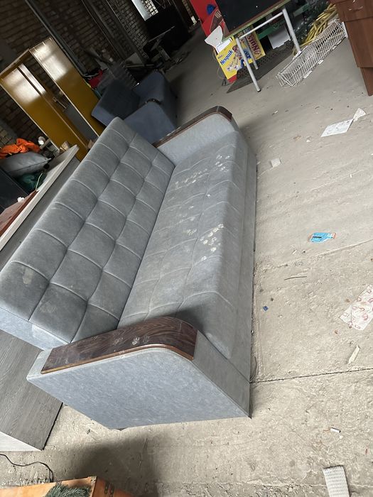 Divan sotiladi srochna