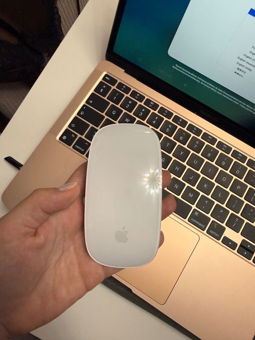 Macbook air 13 цвят Rose gold, 256GB SSD, процесор M1, 8GB рам - като нов! Комплект с мишка Apple Magic Mouse 3,калъф и преносима чанта към него