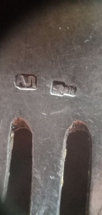 Продаются серебряные щипцы и вилочка