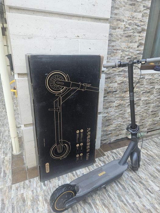 электросамокат Ninebot KickScooter Max G30 черного цвета.