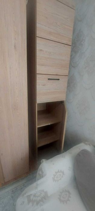 Компьютерный стол с полкой и шкафчиком