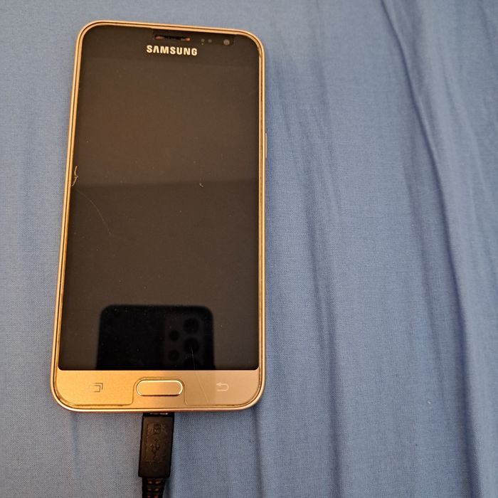 Стар модел телефон Samsung J3, работещ