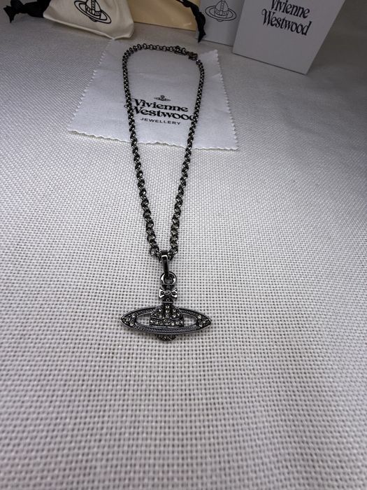 Colier Vivienne Westwood ”mini bas relief”, negru, cu pietricele