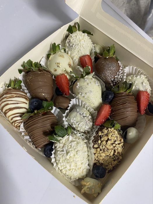 Клубника, финики в шоколаде