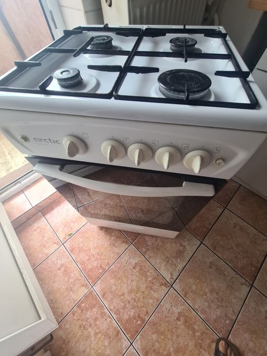 Vând un aragaz cu 4 ochiuri perfect funcțional