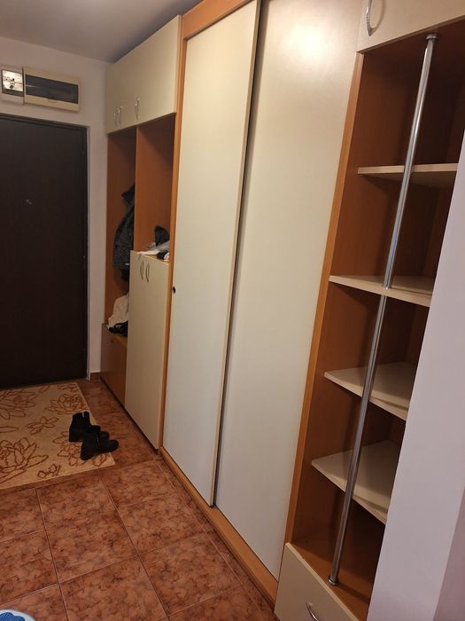 Donez mobilă stare bună: bibliotecă sufragerie, mobilă hol, debara.