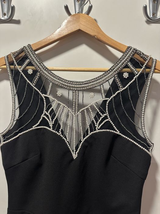 Елегантна черна рокля с камъни