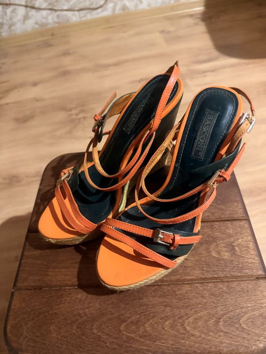 Летняя обувь на танкетке