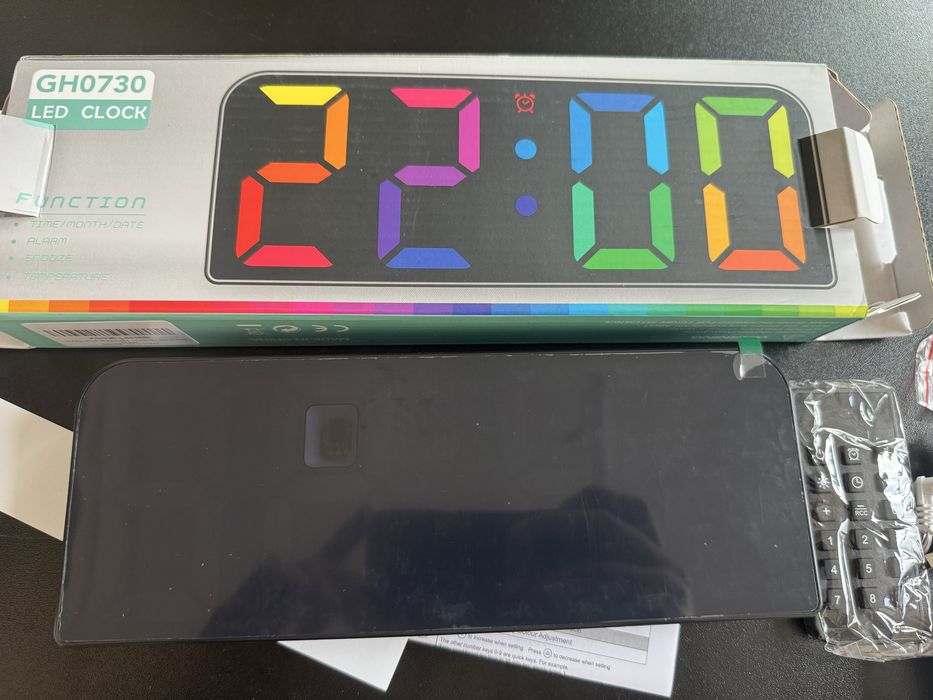 Нов Голям Дигитален LED Часовник GH0730 с Дистанционно Управление, RGB Цветове и Термометър
