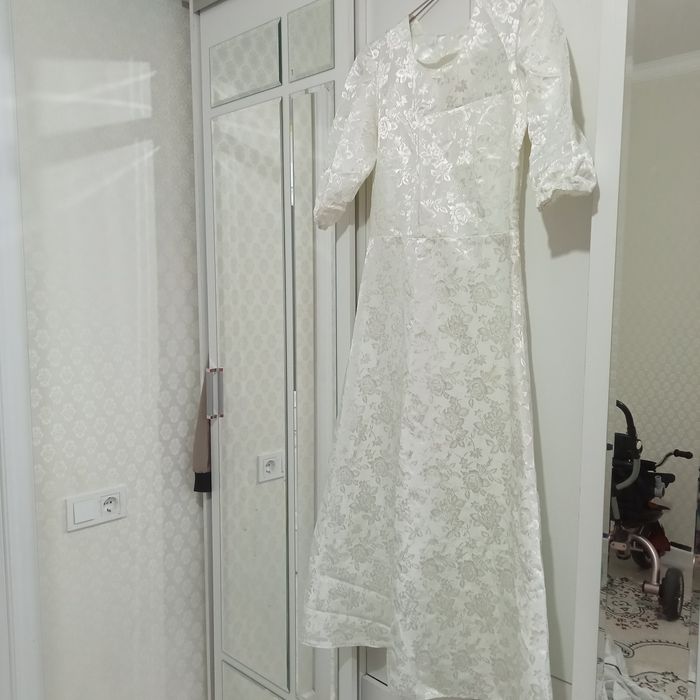 Белый платье атлас