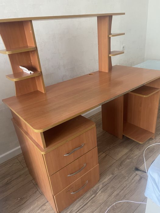 Продам компьютерный стол