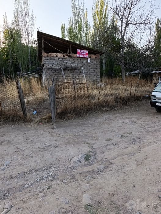 Oqtoshga yaqin joyda  quruq yer sotiladi
