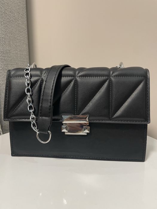 Черна малка чанта през рамо