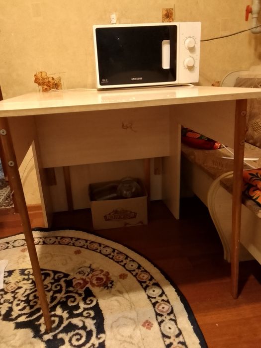 Стол раскладной + кухонный угалок