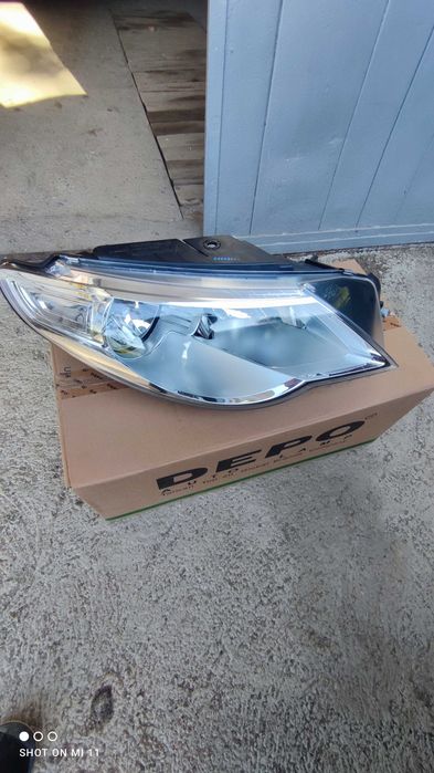 Промо цена за 80 Euro.Десен фар за Passat CC Нов