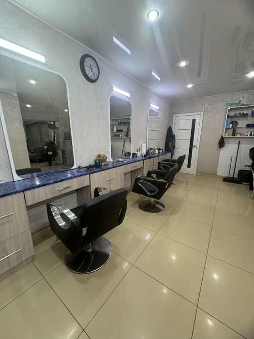 Продам салон хороошым проходимостю