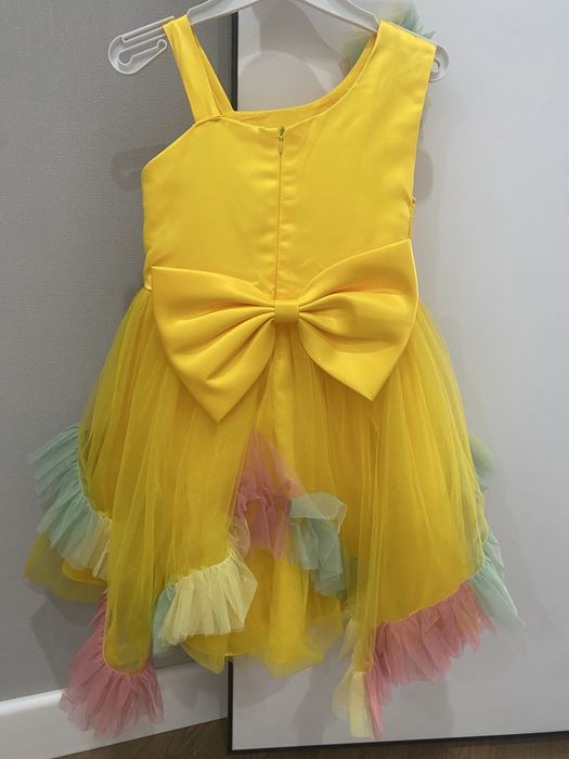Платье нарядное желтое
