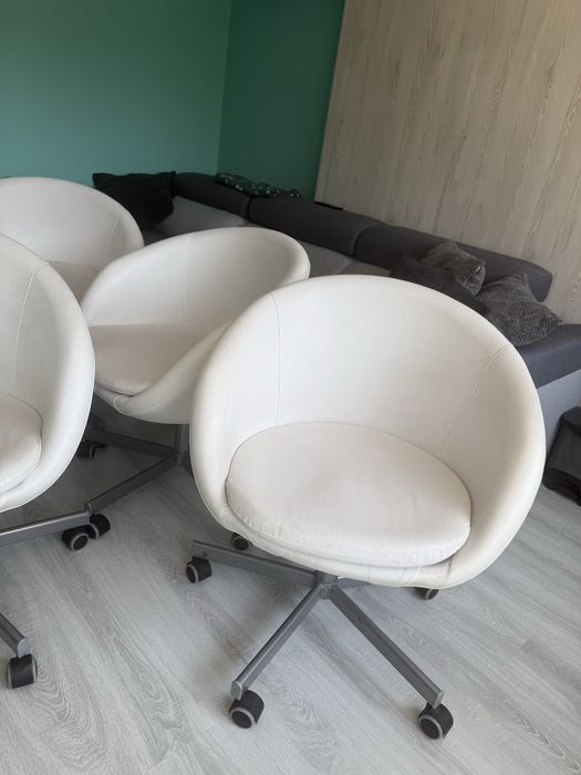 5 броя офис кресла IKEA SKRUVSTA в бял цвят