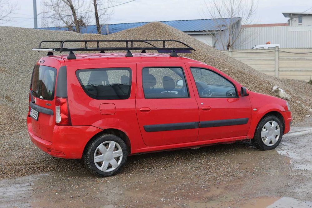 Vand masina Dacia Logan MCV rosie veterana de razboi,dar încă în forma