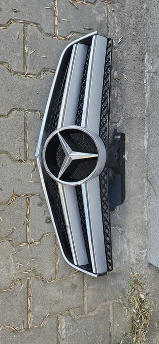 Решетка с емблема за Mercedes e klass coupe / е класа купе w207