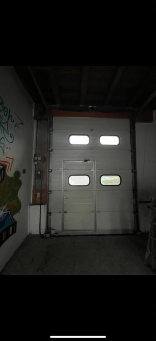 Ușă industrială secțională cu ușă pietonală