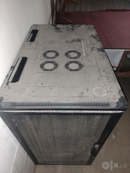 Bu server shkafi (server rack / telekommunikatsiya shkafi).