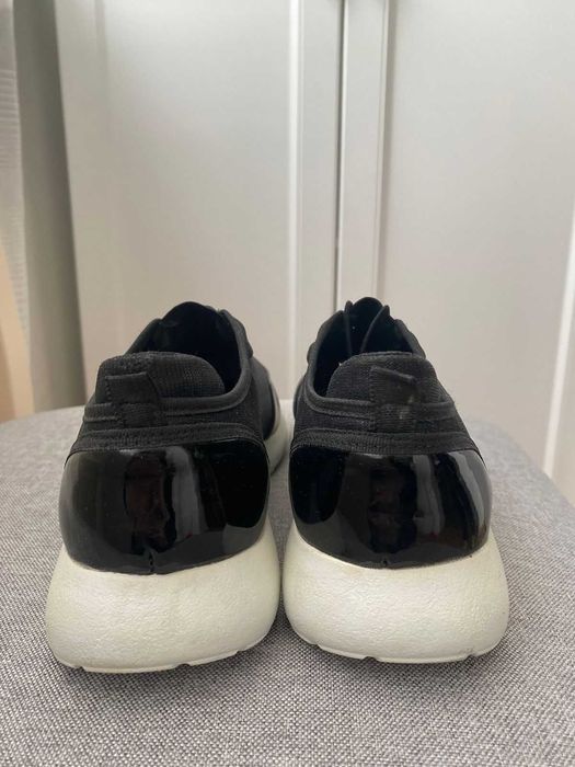 Продаются женские кроссовки