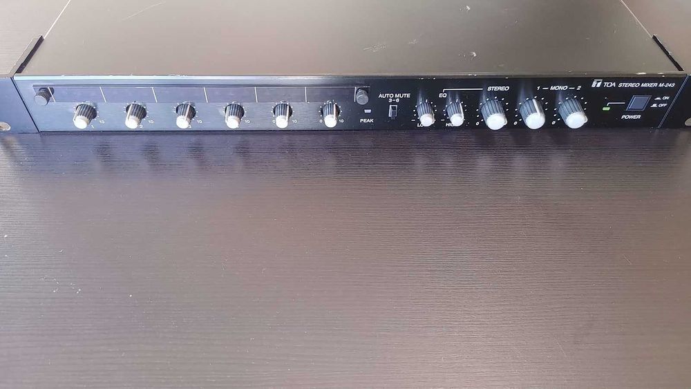 Mixer stereo TOA M-243 L cu 6 canale de 19" montabil în rack