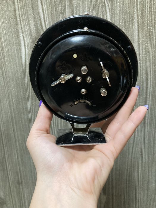 Продавам анимиран будилник-часовник