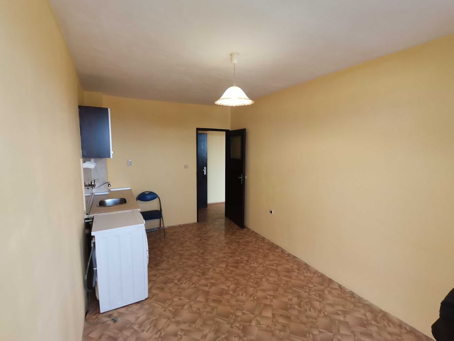 Дава се под наем Двустаен апартамент в Бургас, Славейков - 66 кв.м за 135 € - Снимка #2