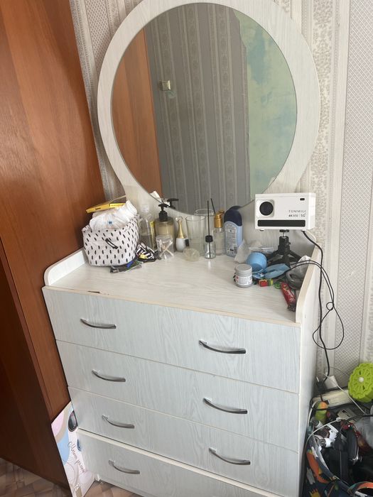 Продаю комод с зеркалом