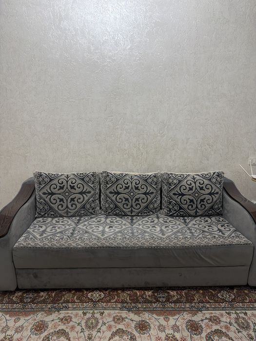 Диван с расклодушкой