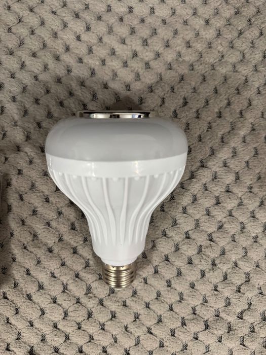 Bec led cu telecomandă și bluetooth