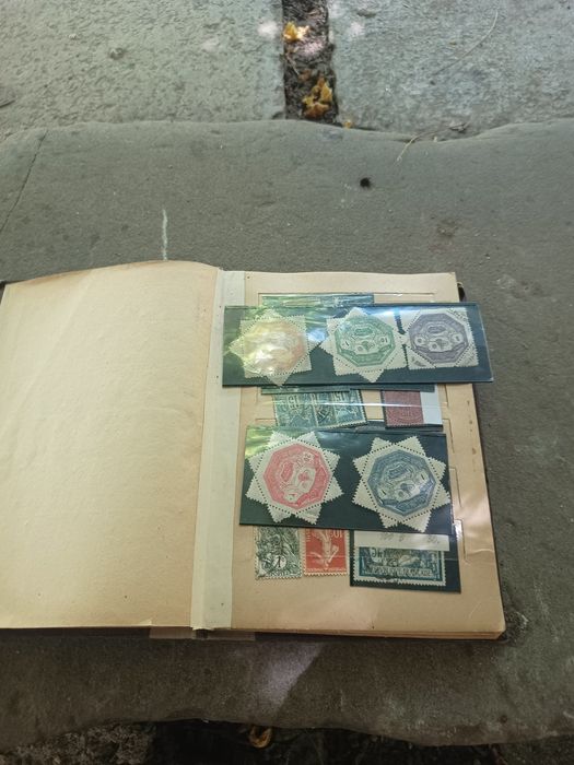 Vând 2 clasoare timbre foarte rare de colecție stare foarte buna