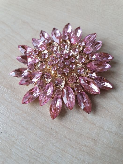 Продам украшения брошки