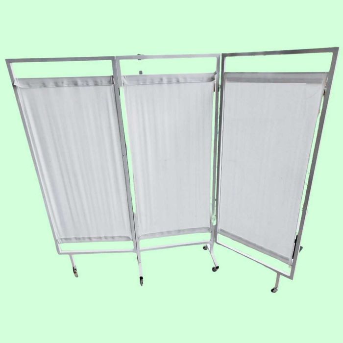 Медицинское оборудование комплектом — кушетка, столы, шкаф, ширма и др