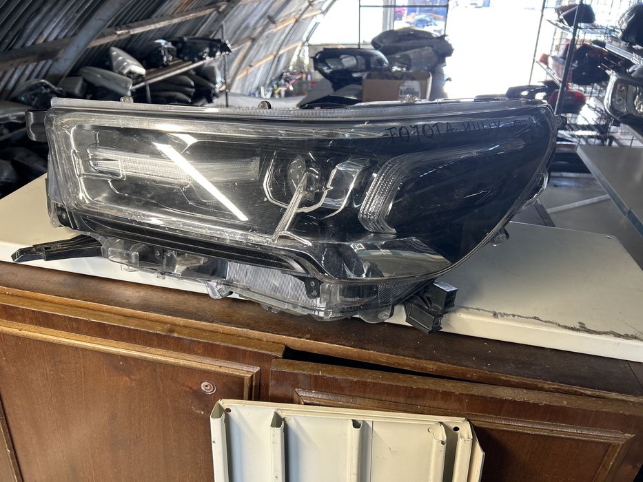 Ляв фар за Toyota HiLux 22”