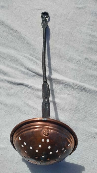 Меден решетъчен черпак и менче