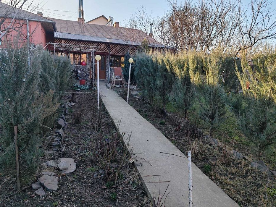 Casă solidă de vânzare în Tecuci 6 camere, 720 mp teren, central
