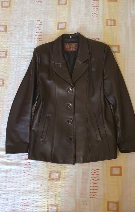 Vând haină de damă din piele naturală maro, românească, NEPURTATĂ