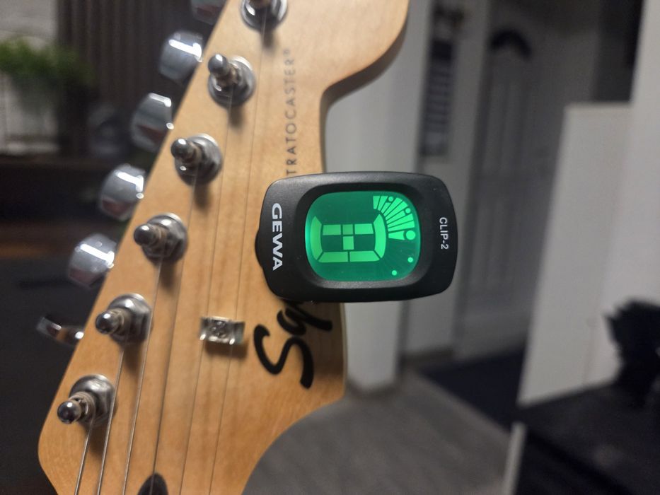 Set  Chitară El.Squier Stratocaster Sunburst + Husă Fender+ accesorii