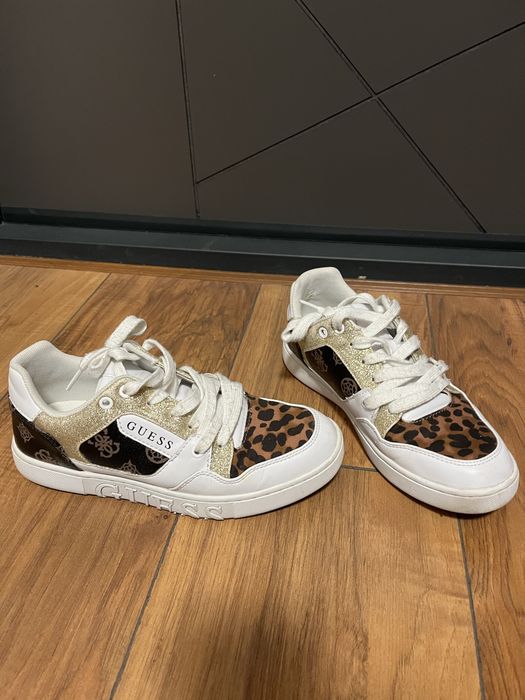 Маратонки Guess.