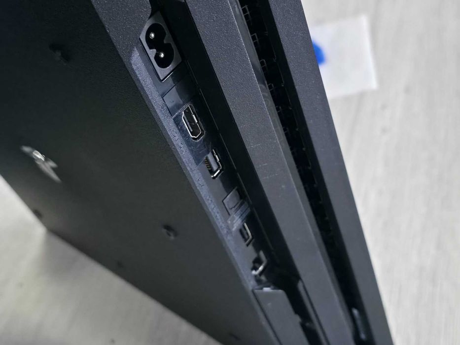Playstation 4 PRO 1TB (PS4 PRO) + два джойстика и зарядна станция