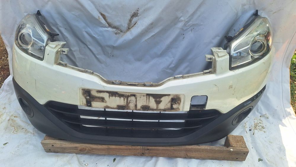 Bara fata Nissan Qashqai facelift 2013 faruri lupa triple grile proiectoare