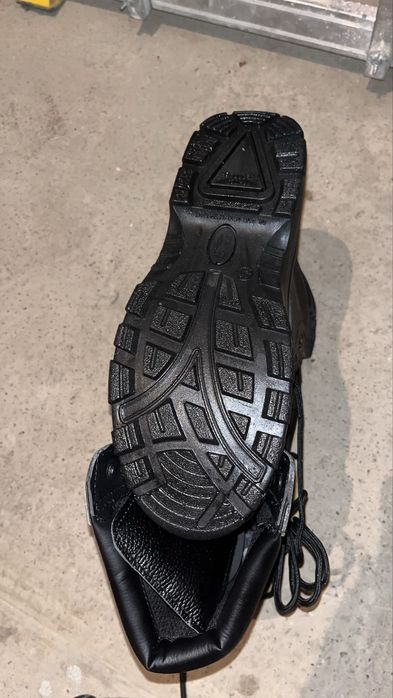 Продается ботинки рабочие (берцы)