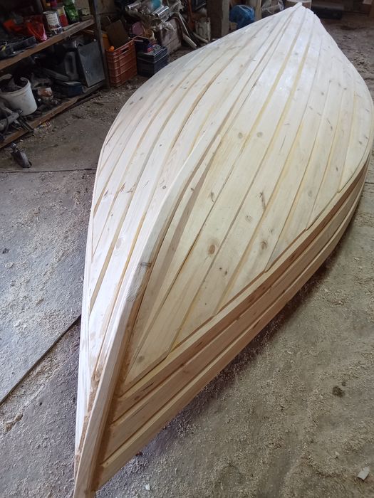 Лодка деревянная