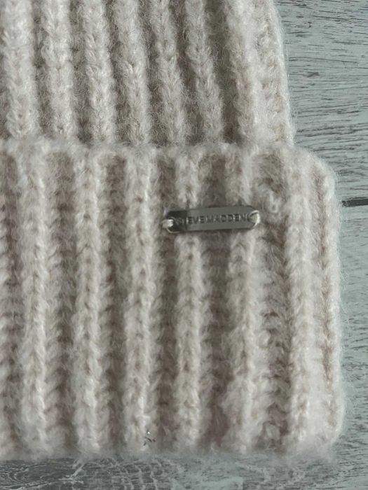 Vand caciula noua Steve Madden cu continut de lana