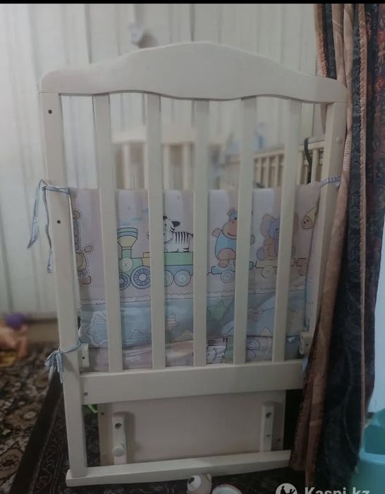 Продам кроватку маятник.